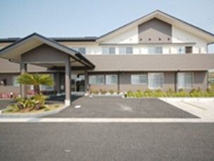 広い敷地内には草木が植えられ、２階建ての建物は日当たり良好。玄関前には大きな車寄せがある。