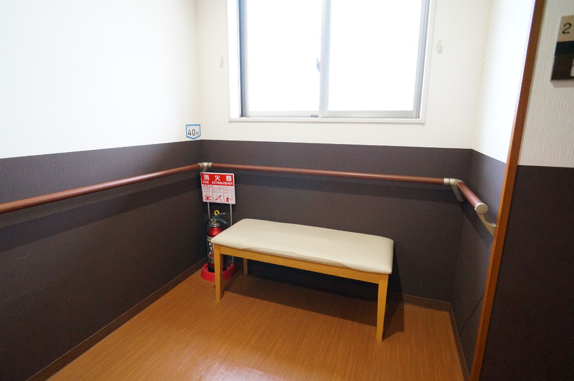椅子を設置している廊下