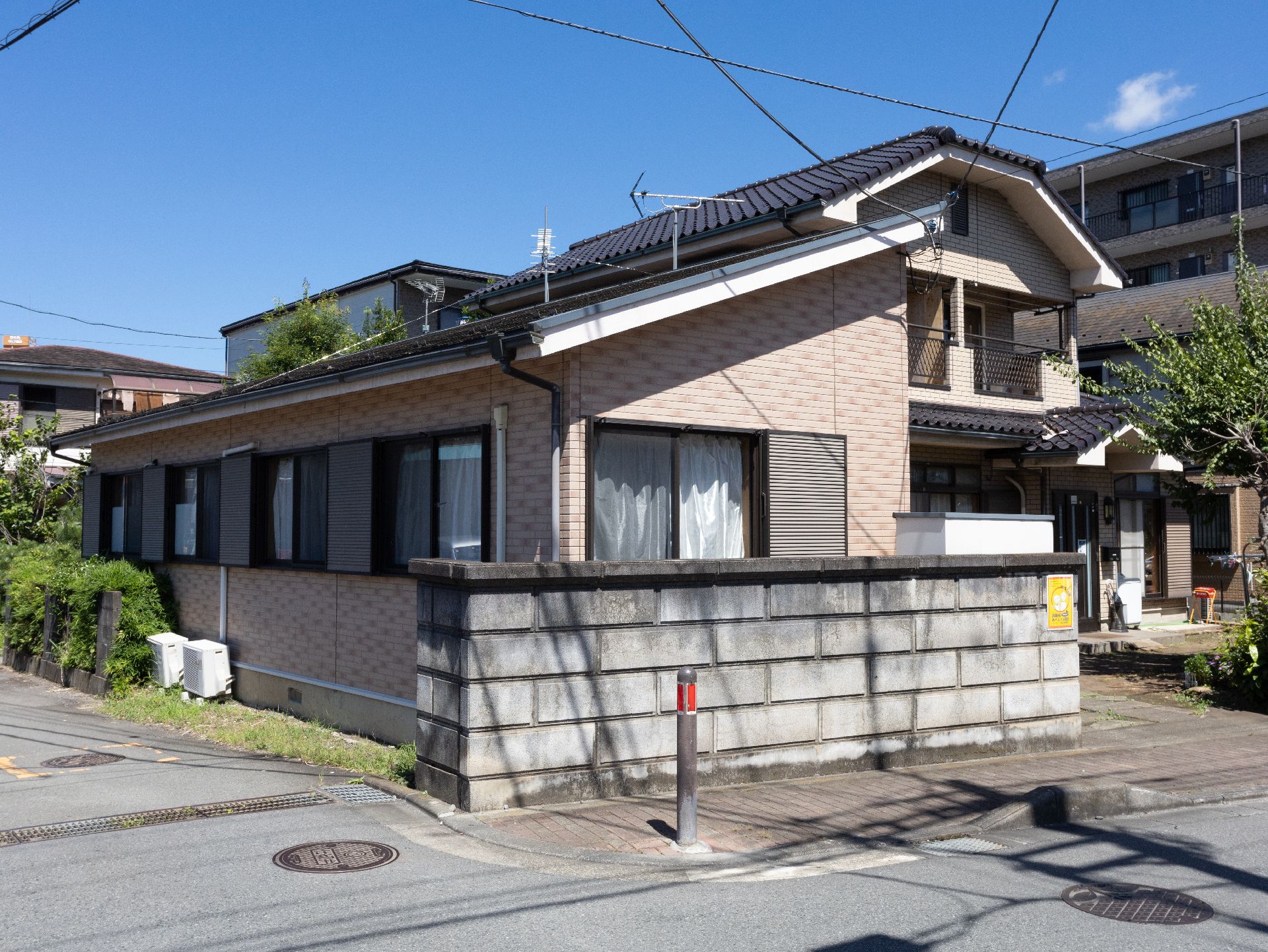 民家のような建物で、自宅で生活しているような親しみを持てる外観