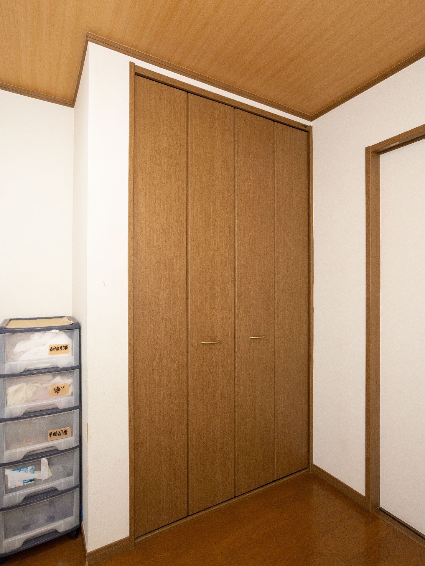 居室ごとに設置され、入居者が自由に私物を保管できる収納