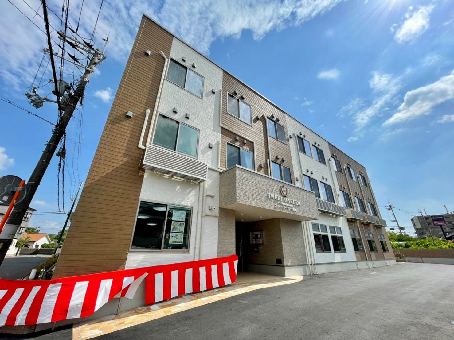 拳を突き出しリハビリをする高齢女性と指導をする理学療法士の男性