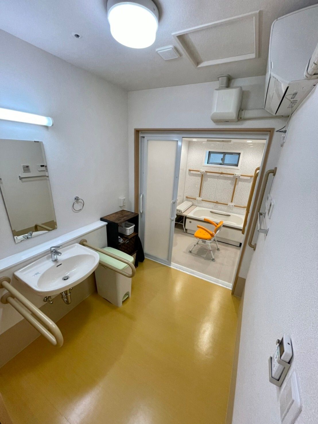 まんべんなく手すりがついている施設内の設備の様子。洗面台と浴室が見える