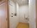 引き戸を開けると広いトイレがあり、写真や鏡が飾られたスペースもある。便座のそばには手すりと呼び出しボタンも設置されている。