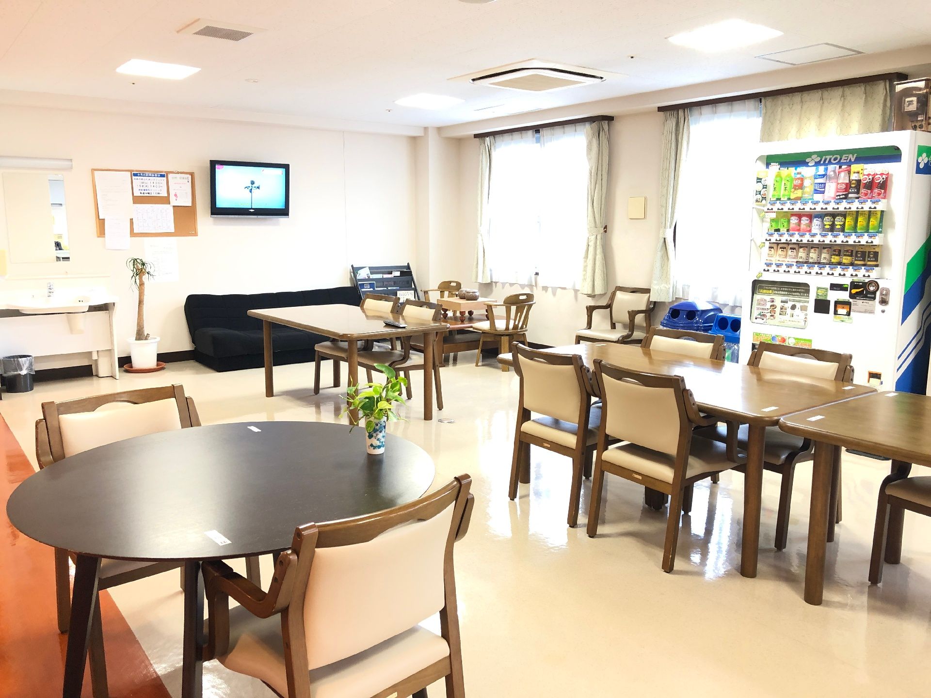 少人数用のダイニングテーブルが並んだ食堂にはテレビやソファもあり、自動販売機も設置されている。