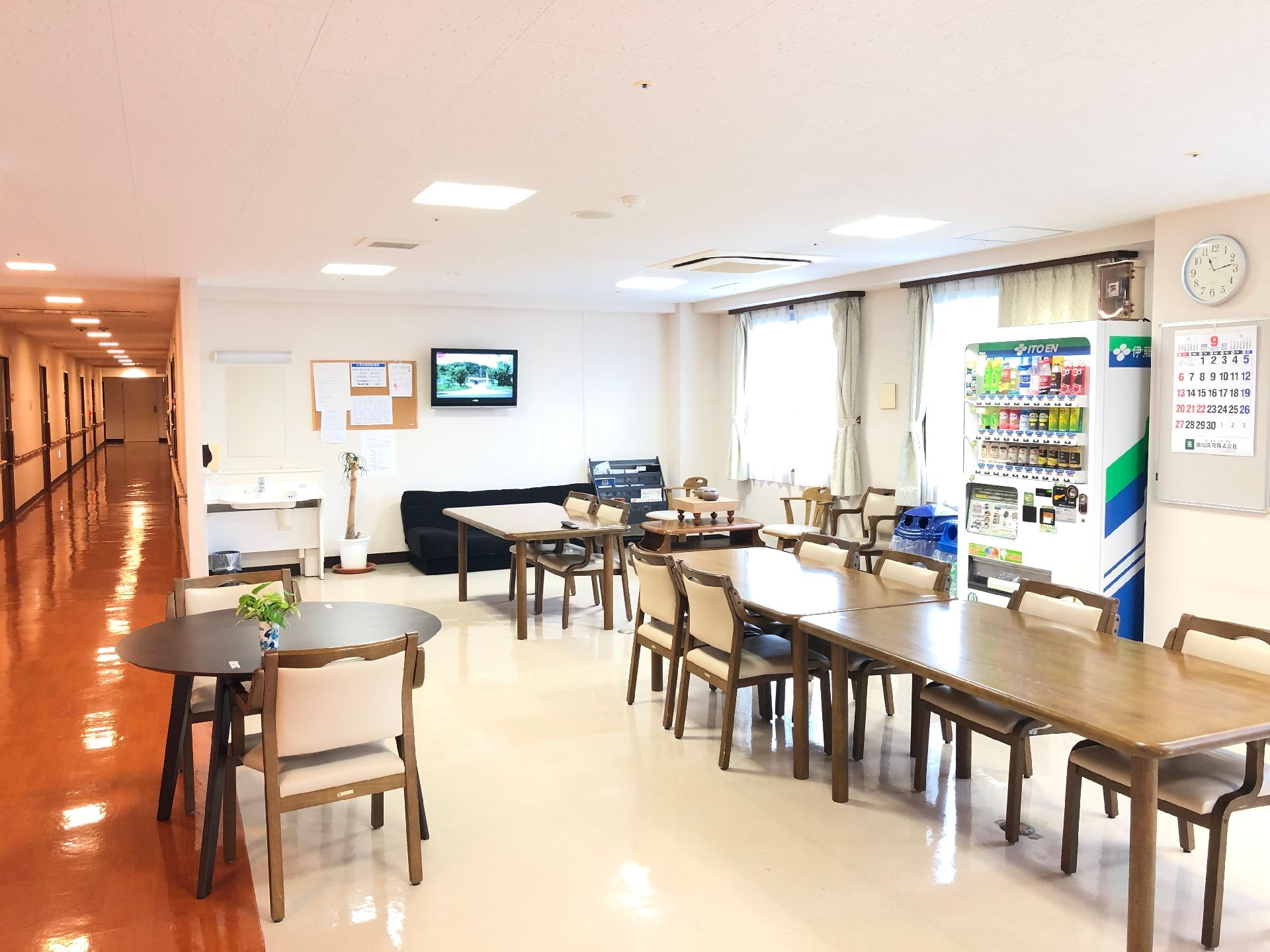 自動販売機が置かれた食堂にはダイニングテーブルが置かれているだけでなく、黒くて大きなソファもある。