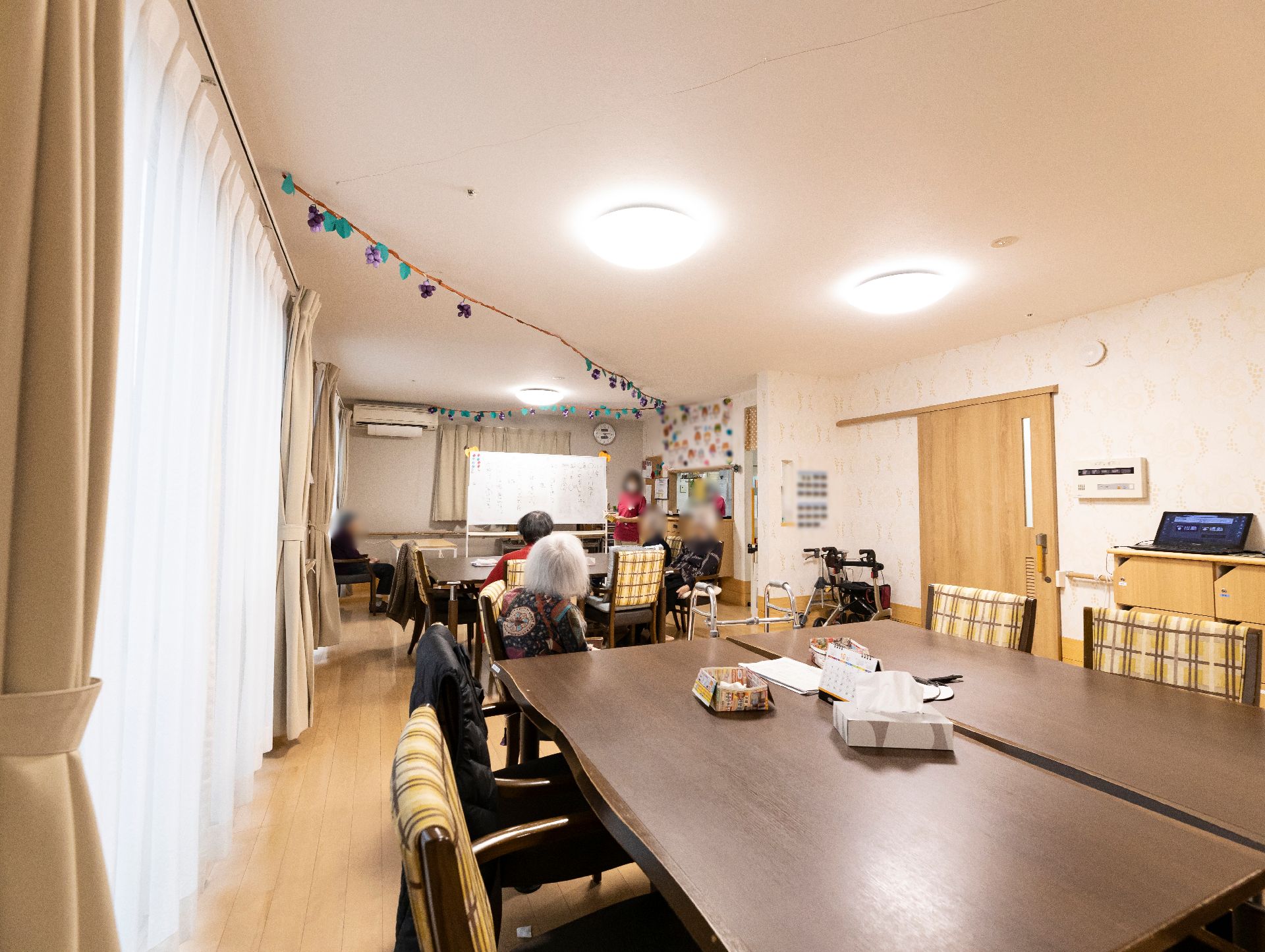 椅子やテーブルが多数設置された共有スペース