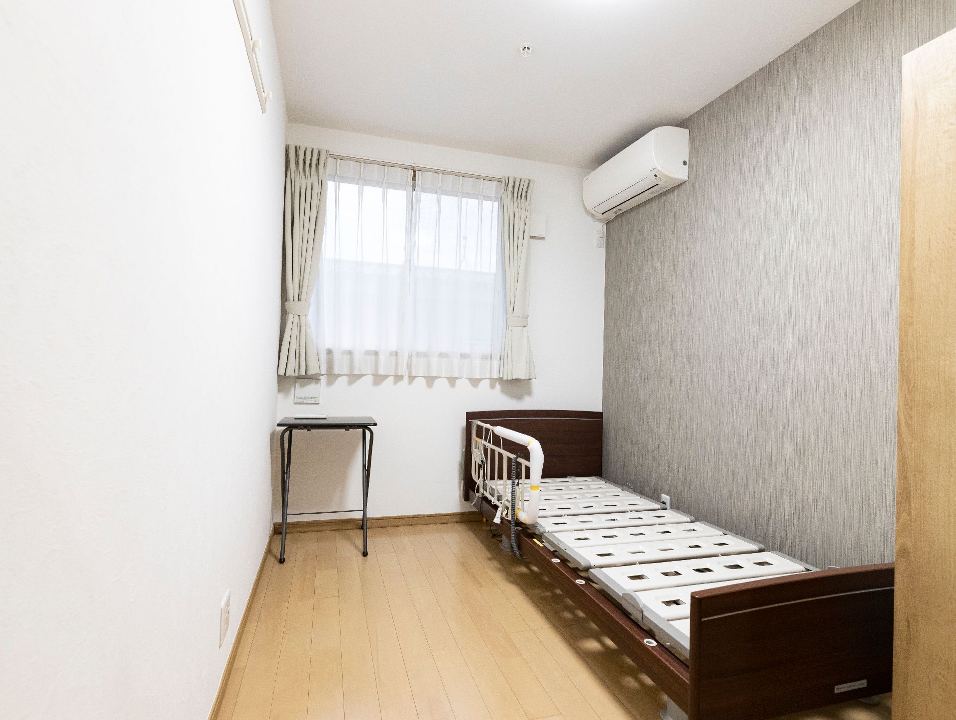 介護ベッドが設置され、広いスペースを持つ居室