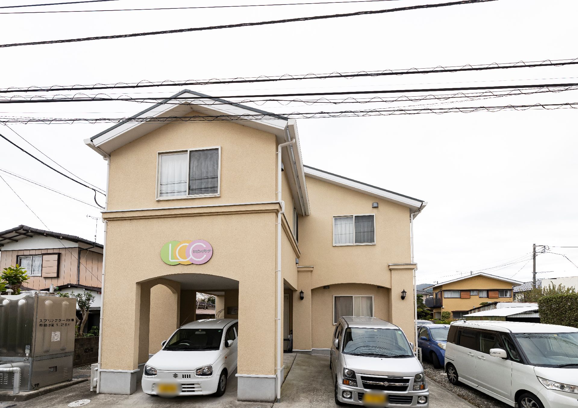 バリアフリー化により段差が解消され、ドアが引き戸タイプになっている玄関