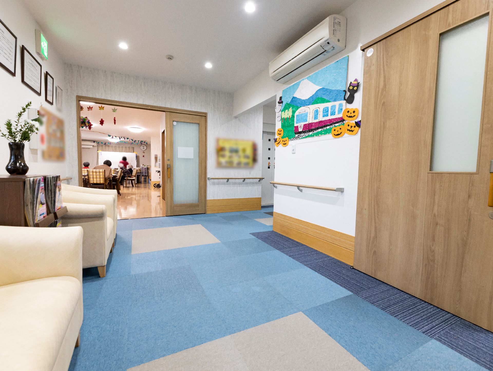 バリアフリーが整い、手すりが行き渡っている施設内の廊下