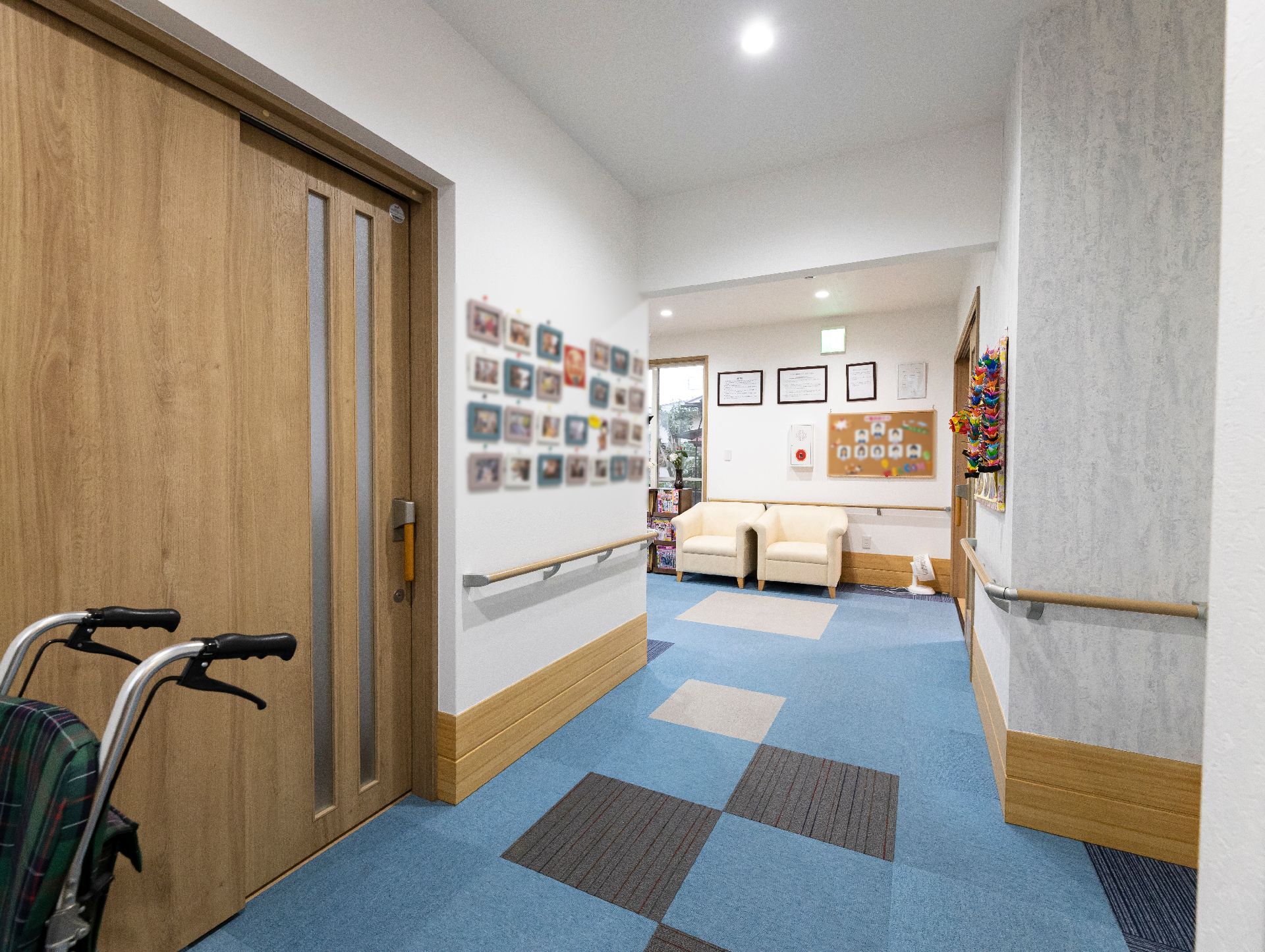 バリアフリーが完備され、展示物が飾られており、手すりが行き渡っている廊下