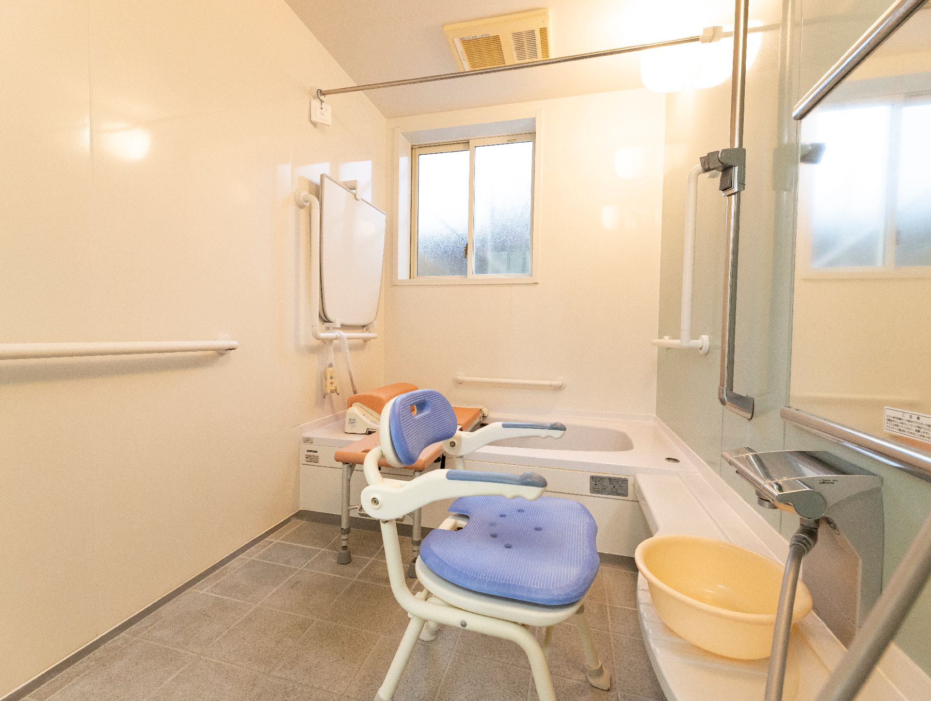 バリアフリー化されていて、大きな手すりが取り付けられている浴室