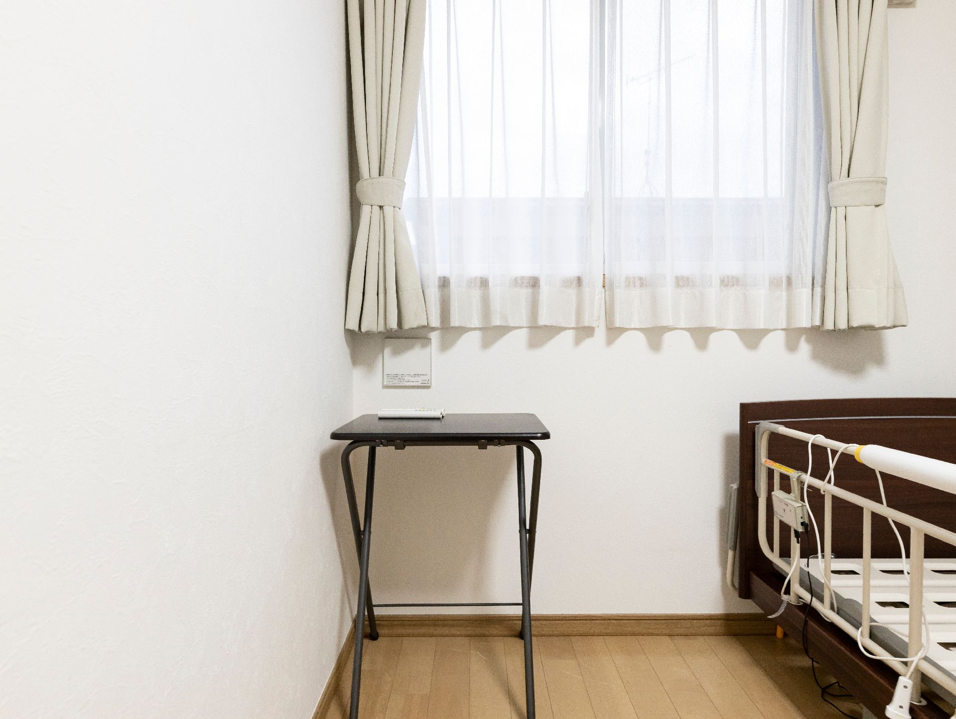 テーブルと介護ベッドが設置された居室