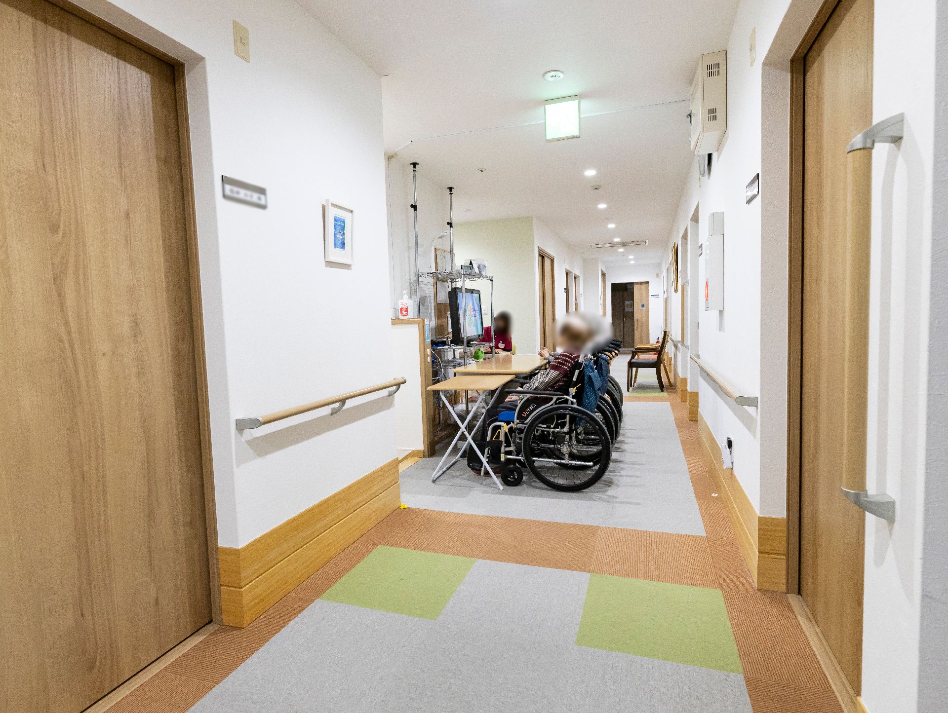 手すりが行き渡っている廊下と、引き戸となっている居室