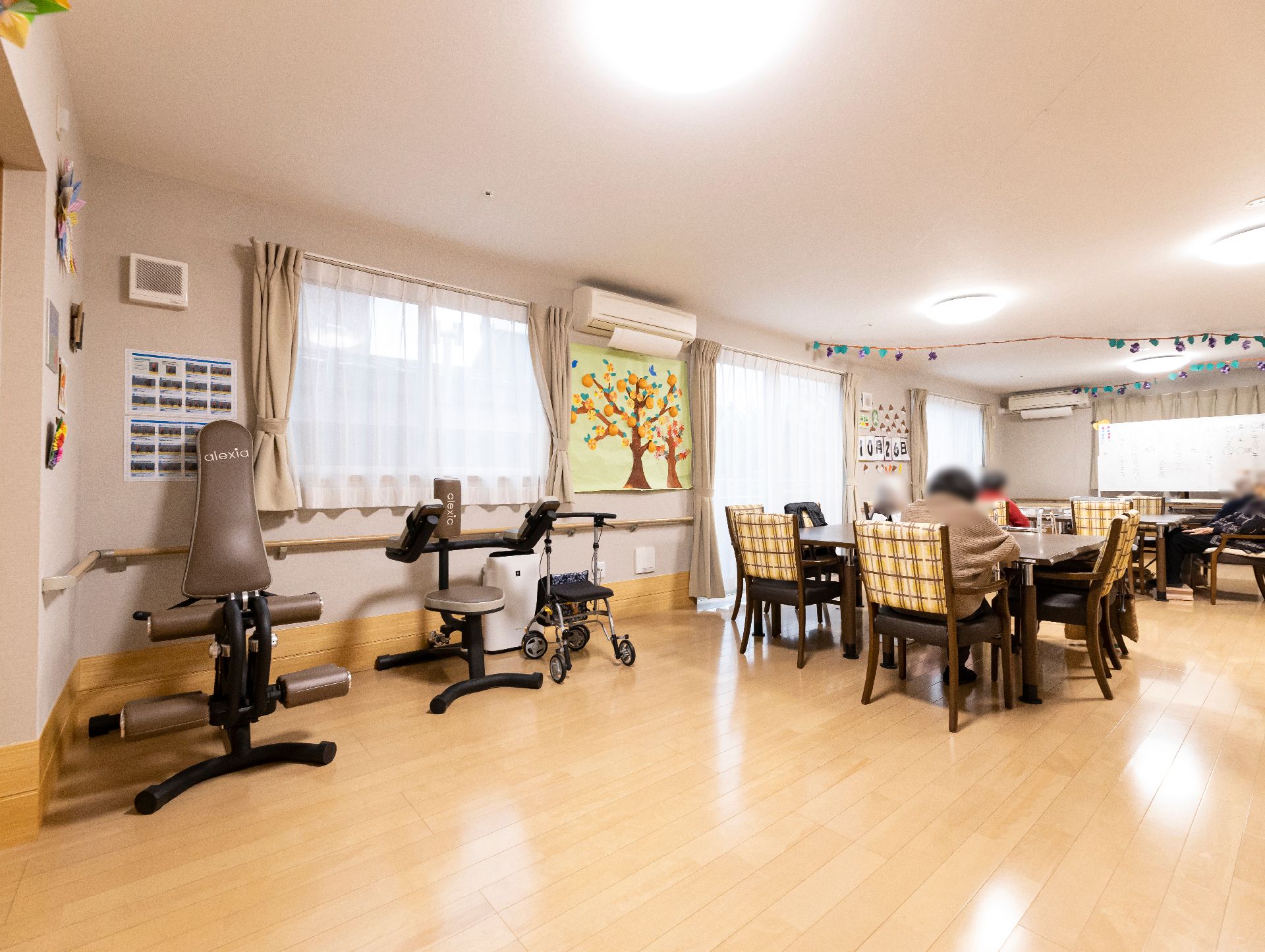 車椅子に座っている高齢男性と寄り添う女性