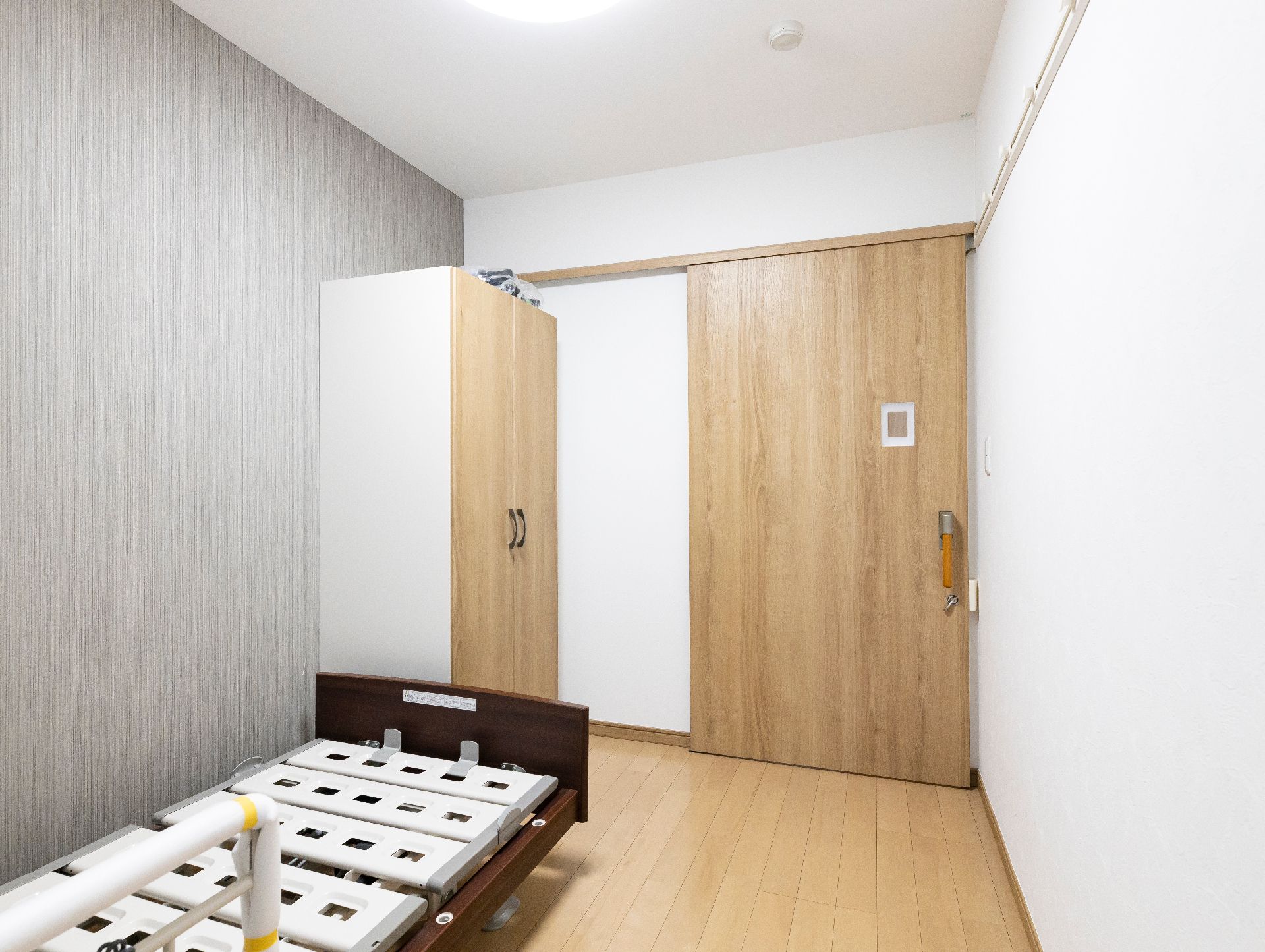 笑顔で寄り添う高齢女性と女性ヘルパー