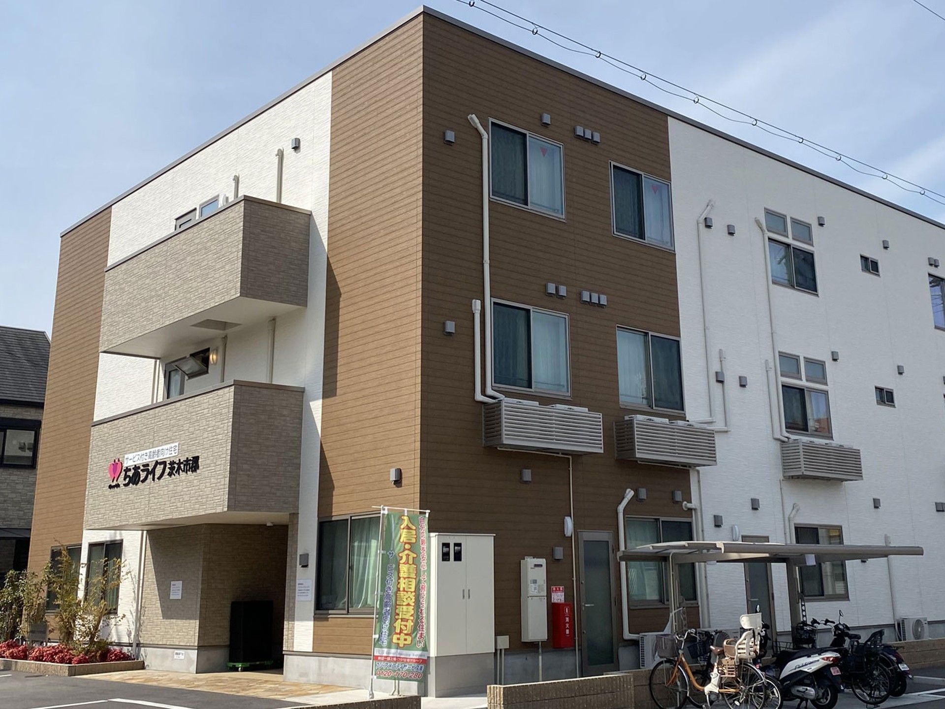 ツートンカラーの建物の外観パース。施設の外観をパースで描いたもの