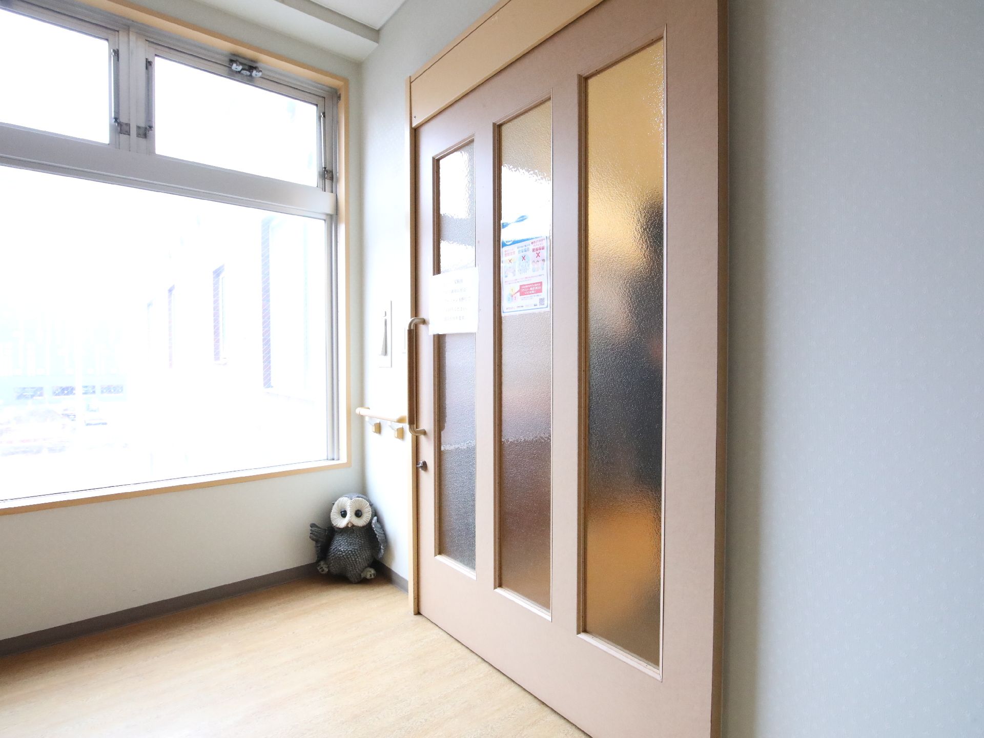手すりが設置された、各部屋につながる廊下