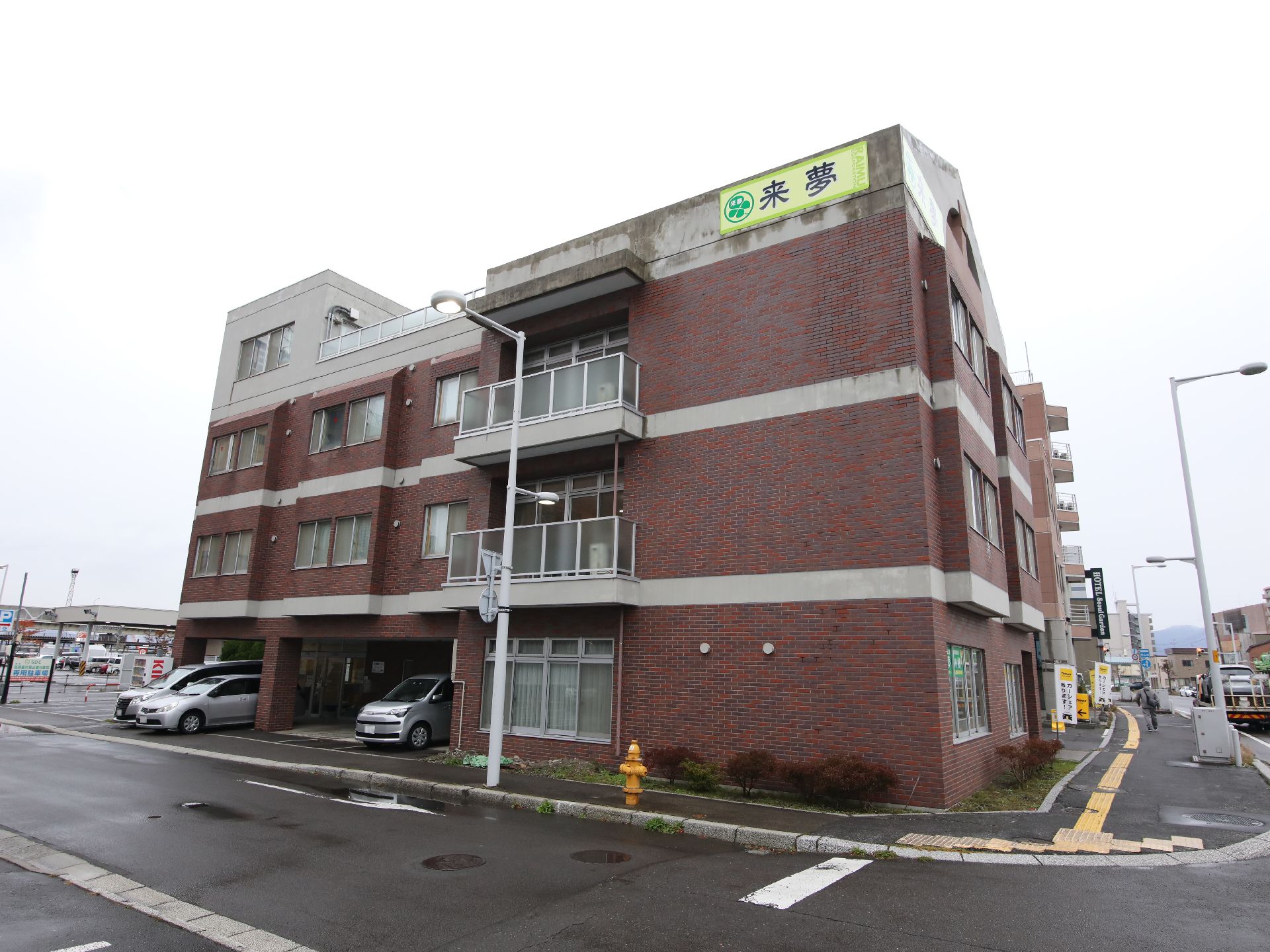 駐車場が近くにあるので、遠方の人も通いやすい介護施設の外観