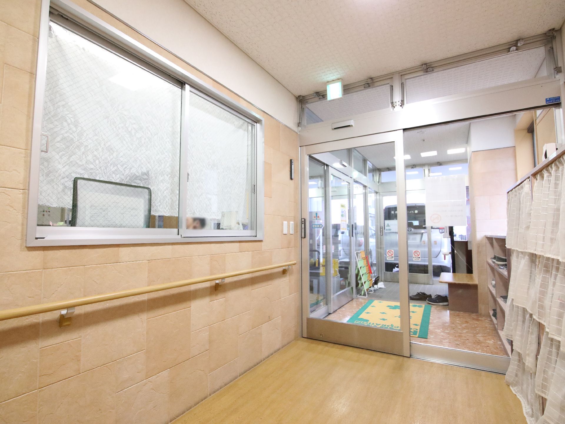 来館者や入居者への対応を行っている受付