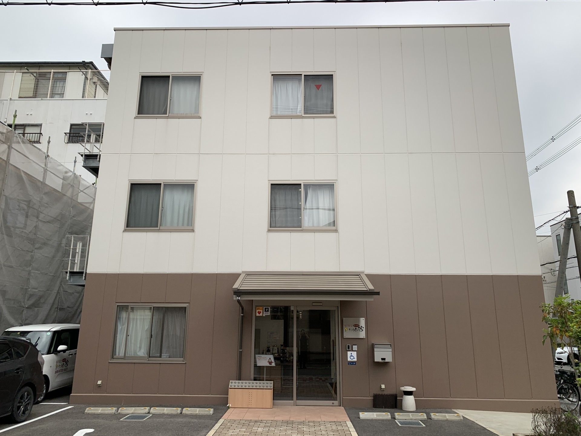 清潔感のある建物正面