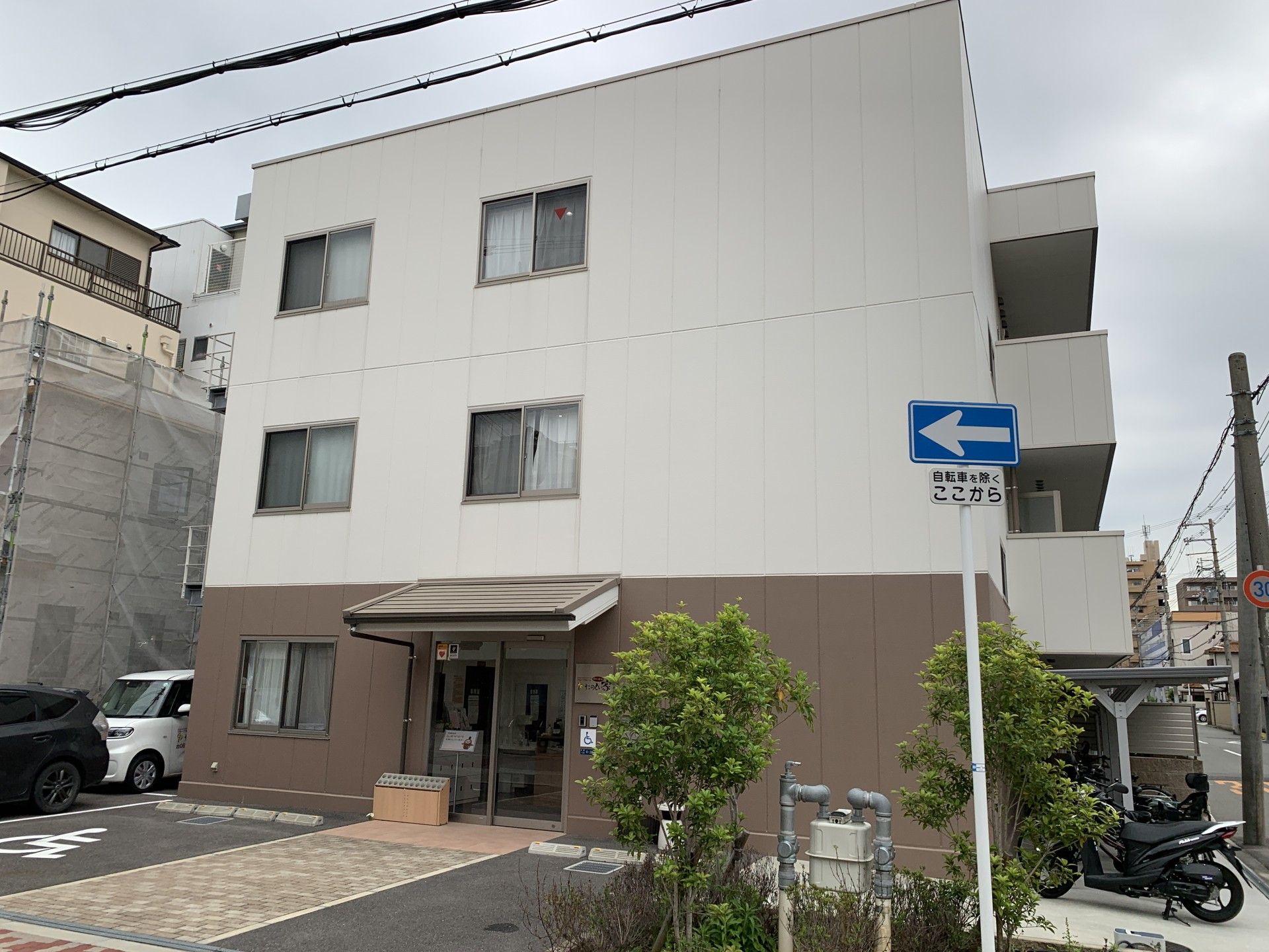 清潔感のある建物正面
