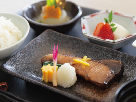 葉生姜を添えた煮魚と、苺のデザートが付いたメニュー