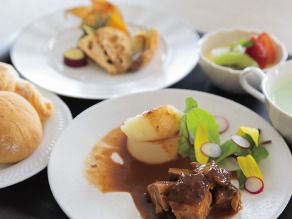 パンとデザートが付いた洋食のセット