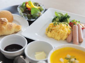 スクランブルエッグとスープ、サラダとパンのセット
