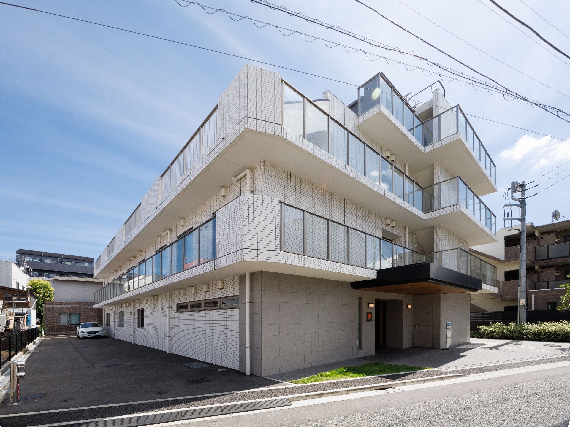 白を基調とした建物の外観