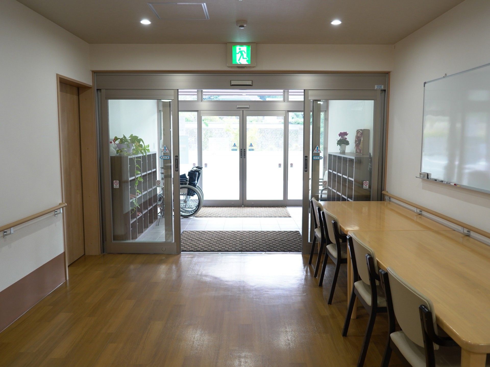 広い出入口の廊下