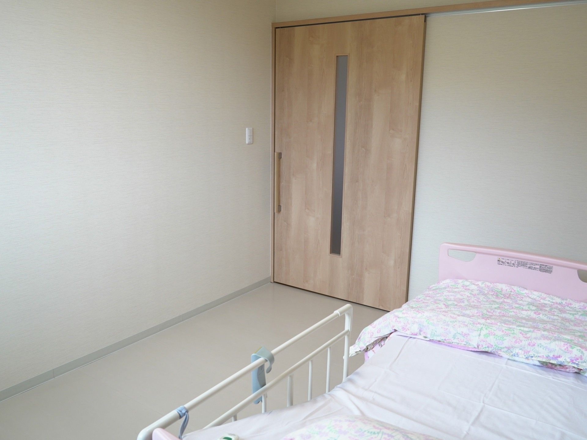 落ち着いた個室のベッド