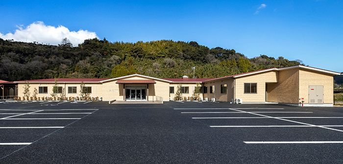 広々とした駐車場のある外観