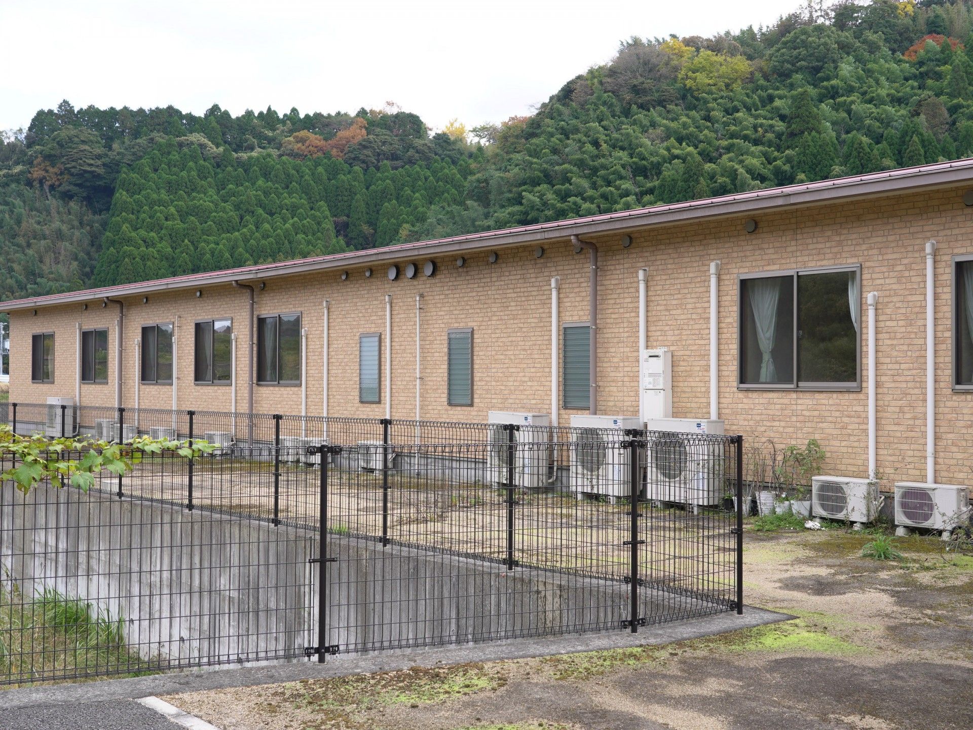 自然に囲まれた建物外観