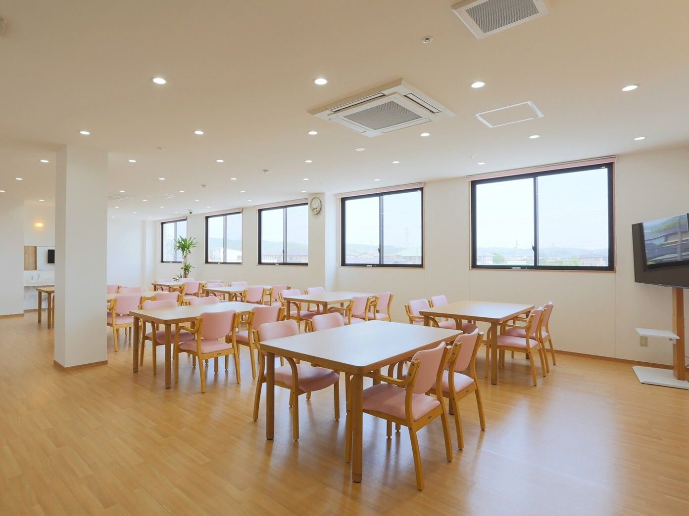 両サイドに居室のドアが並んでいるまっすぐな廊下。居室のドアは木製でスライド式。