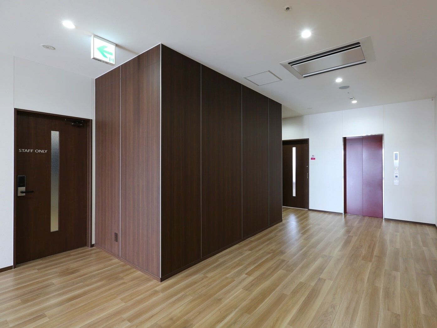 すっきりと片付けられた館内はフローリングで、各部屋につながるドアはダークブラウン。