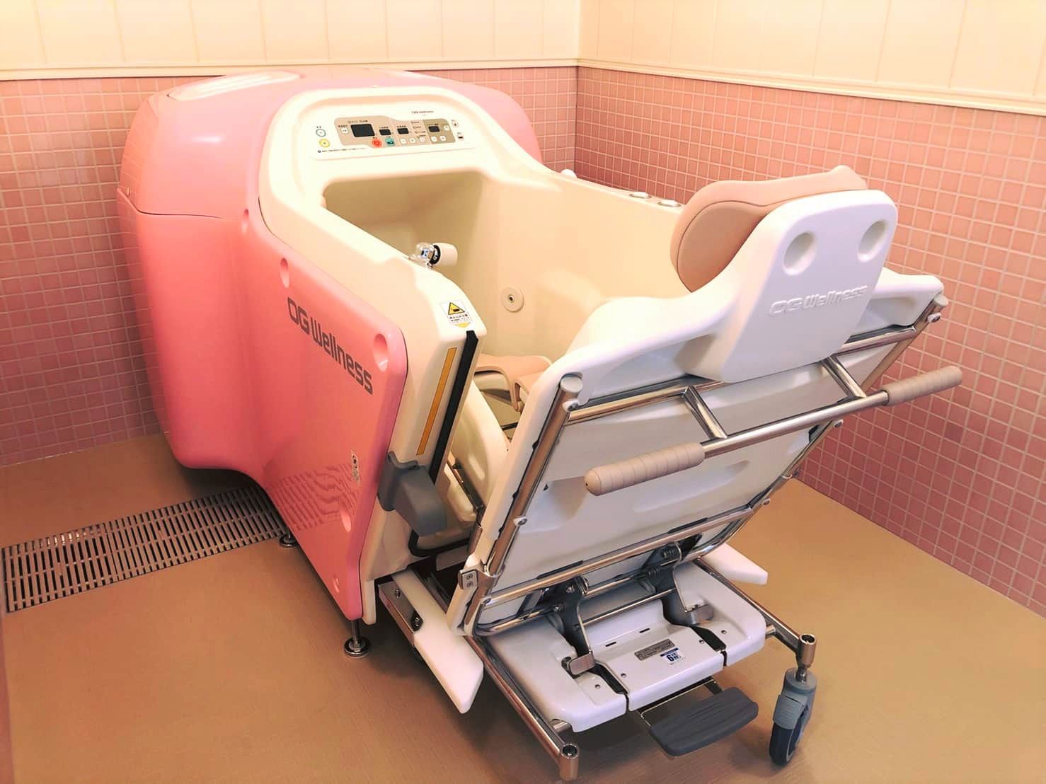 排水施設を備えた部屋に設置された、座ったまま入浴できる機械浴槽