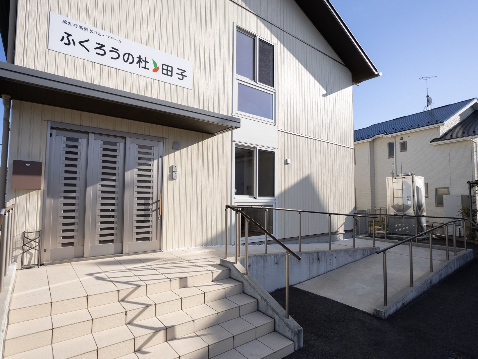 玄関のスロープと階段