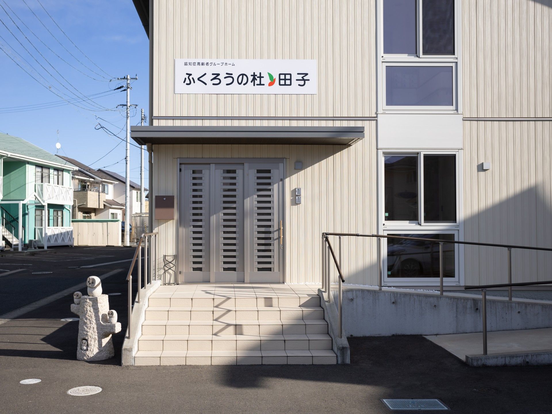 建物の正面玄関