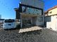広々とした駐車場のある建物の外観