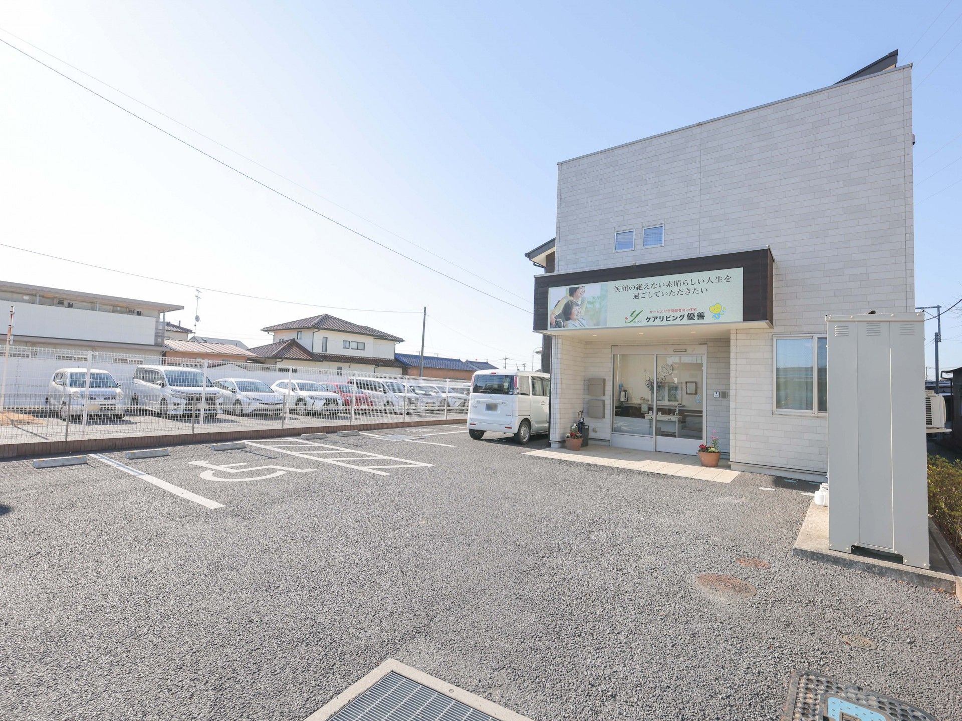 駐車場のある建物外観