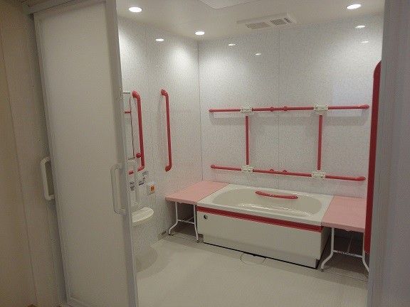 バリアフリー設計の浴室