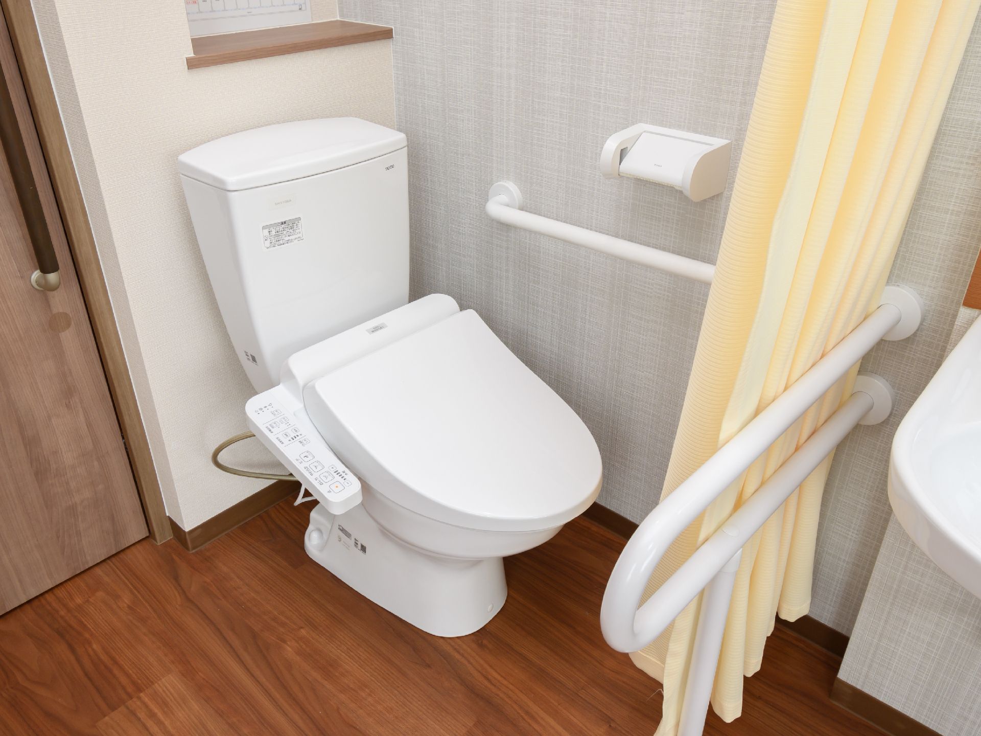 バリアフリーで手すりが取り付けられているトイレ
