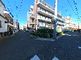 静かな住宅街の交差点