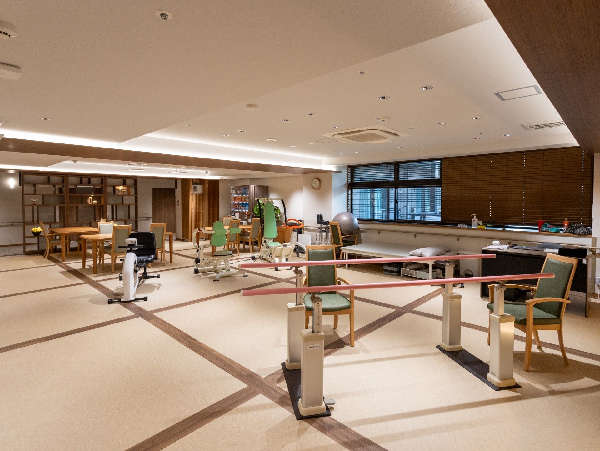 リハビリ用具が並ぶ部屋