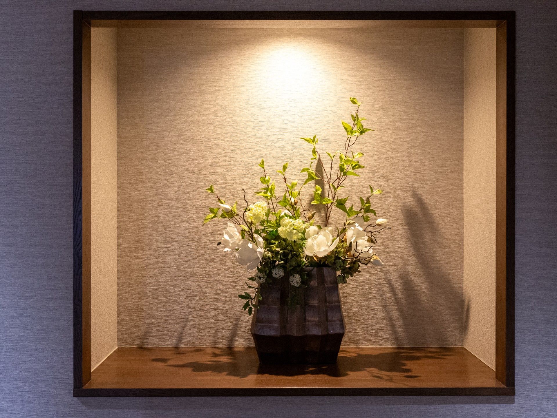 飾られた花の棚