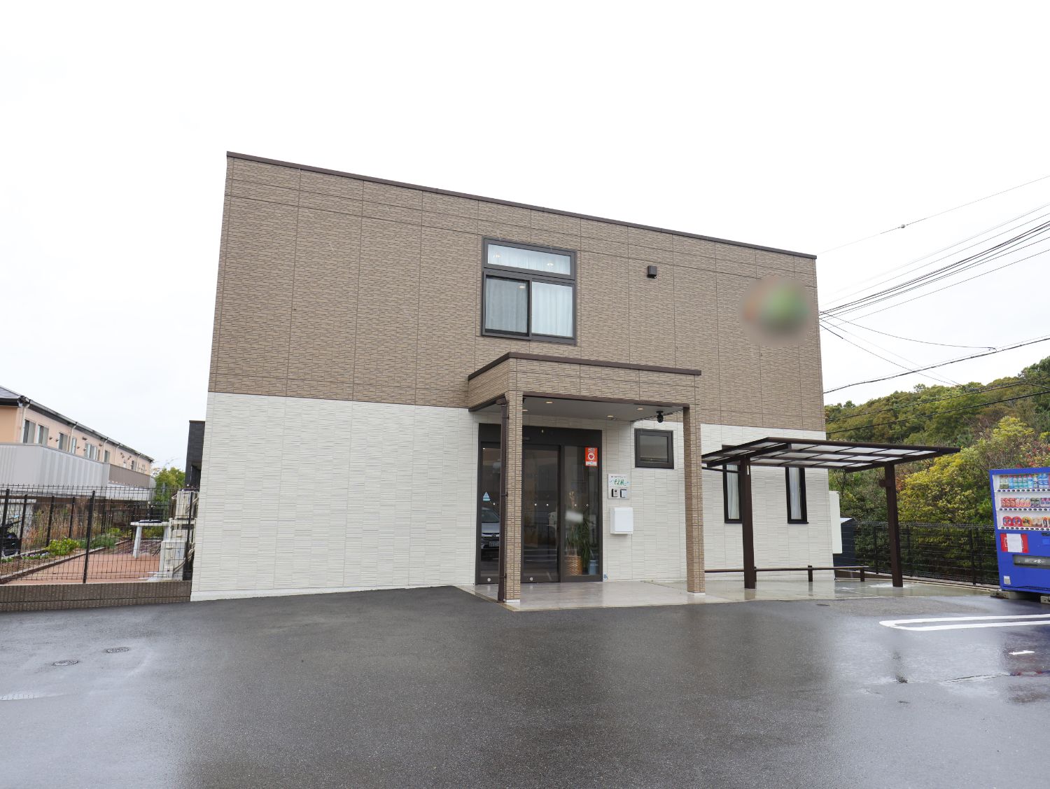 近隣に駐車場が設置されている介護施設の外観