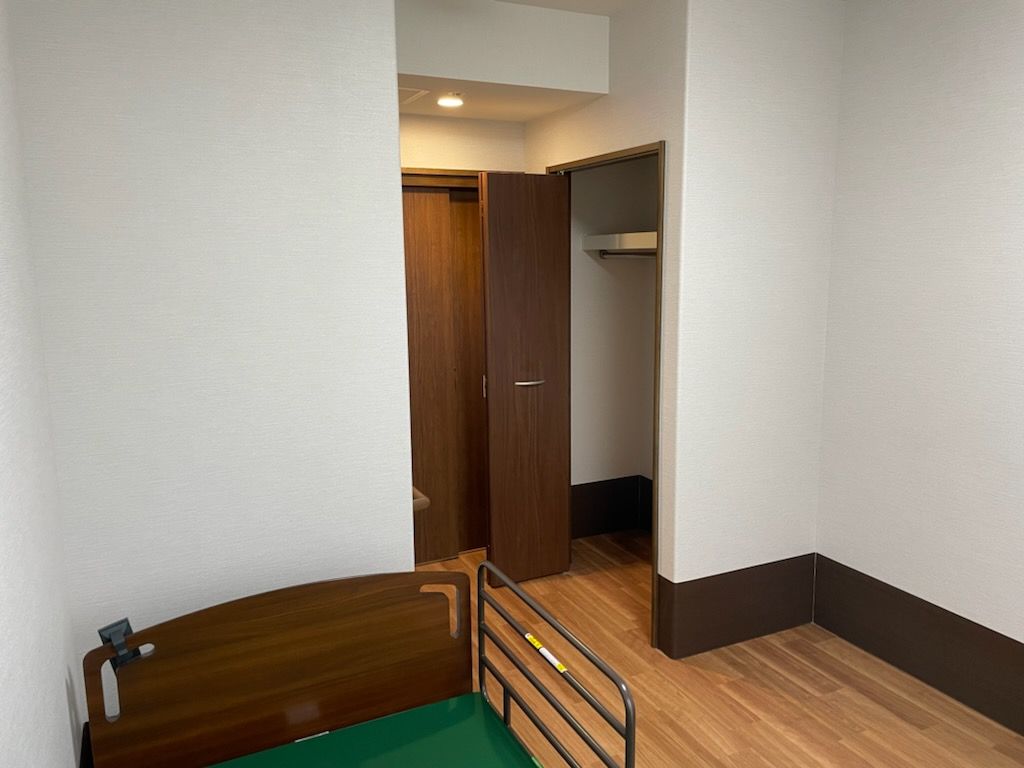 面積が広く、介護ベッドや家具類を置いても狭さを感じない居室