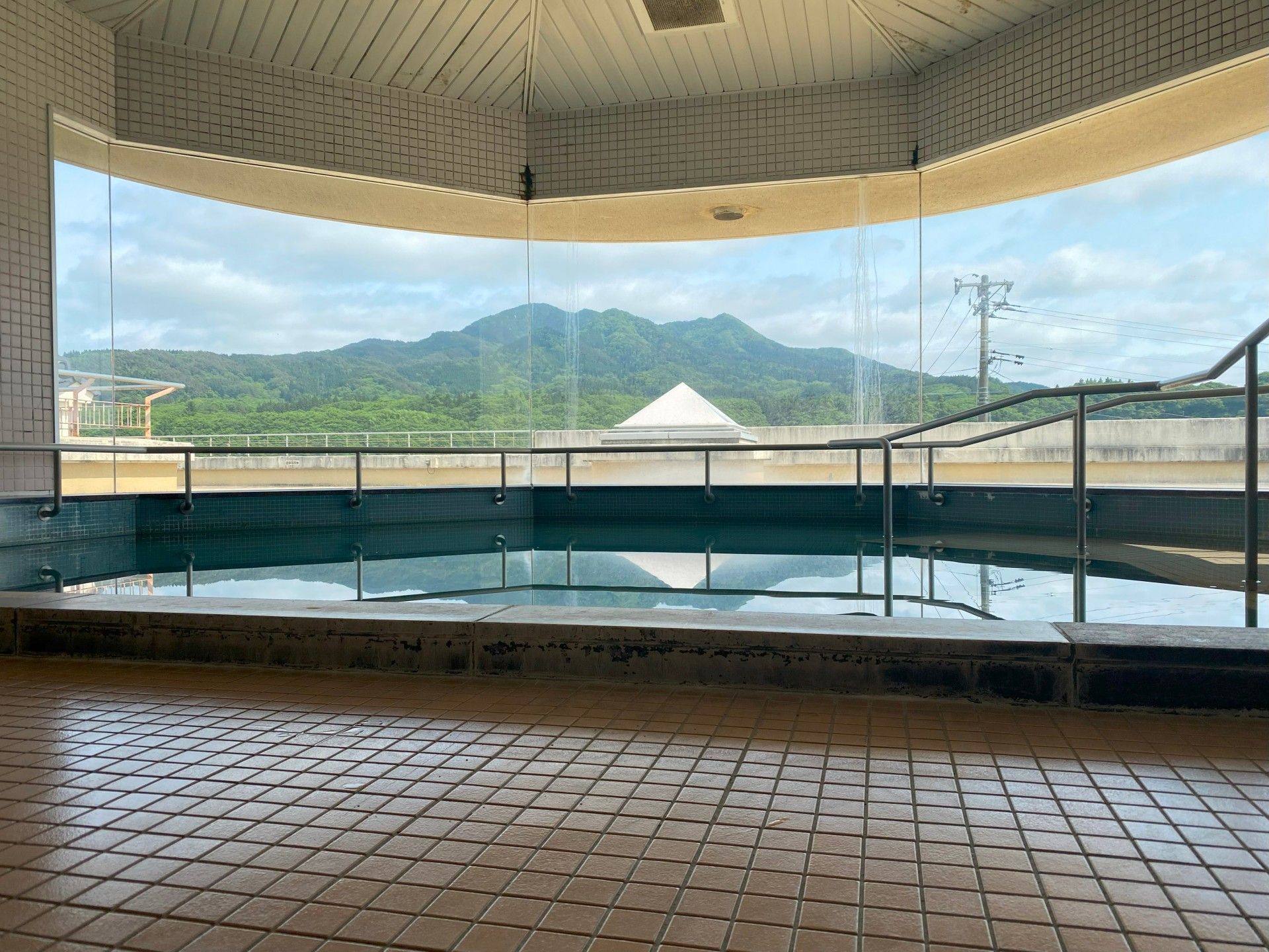 山を望む大浴場