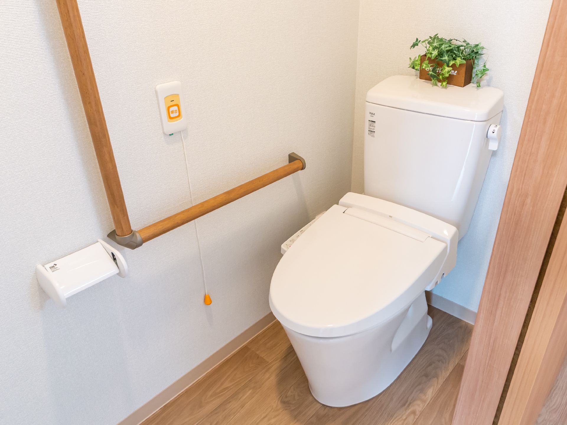 手すりや呼び出しボタンが設置されたトイレ