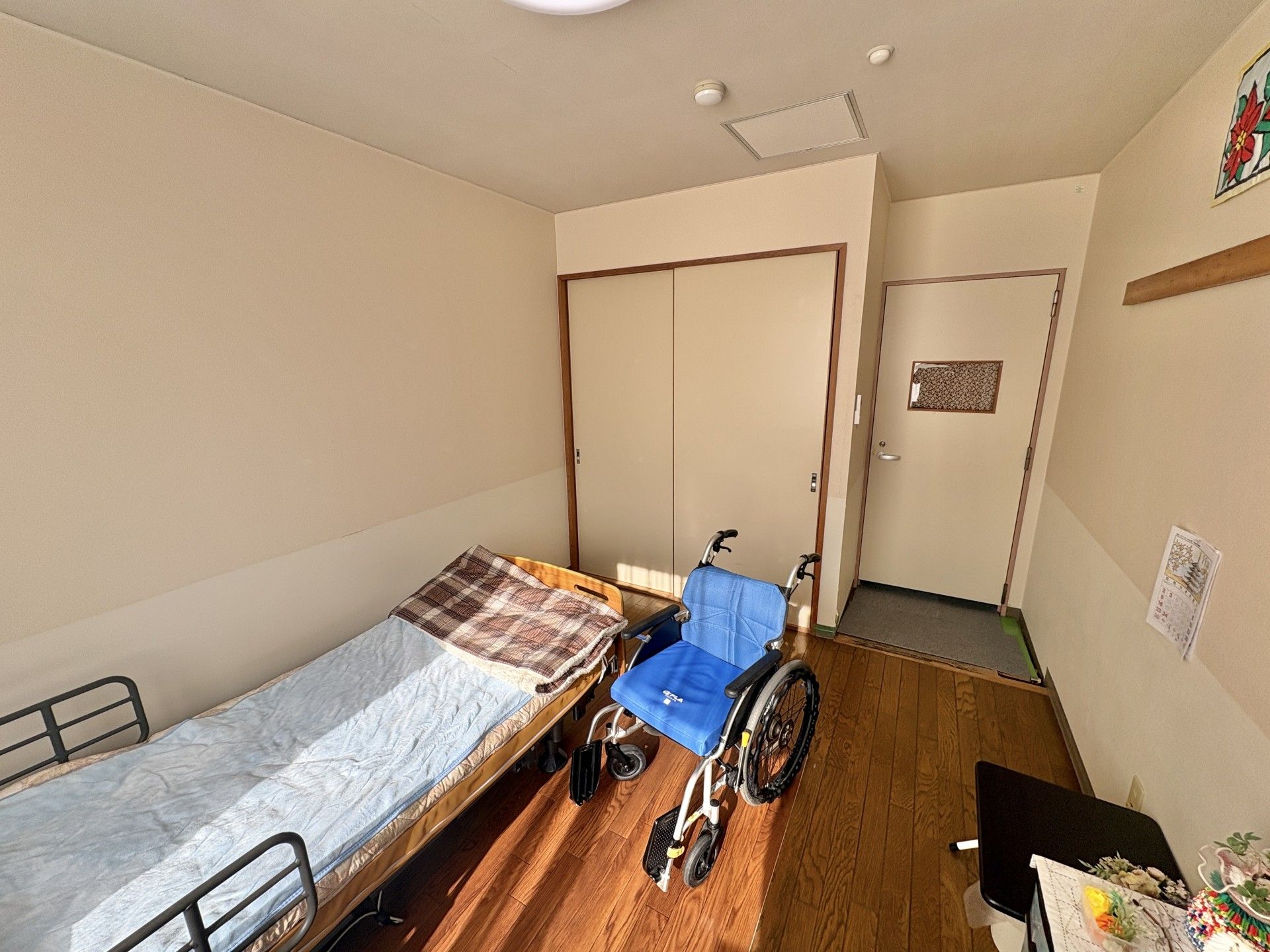 車椅子とベッドのある部屋